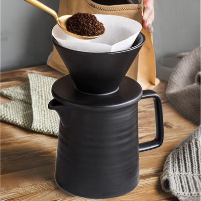 Современный матовый черный керамический кофеварка настроили для налива в гостиной дизайн стиль