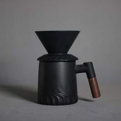 Современный матовый черный керамический кофеварка настроили для налива в гостиной дизайн стиль