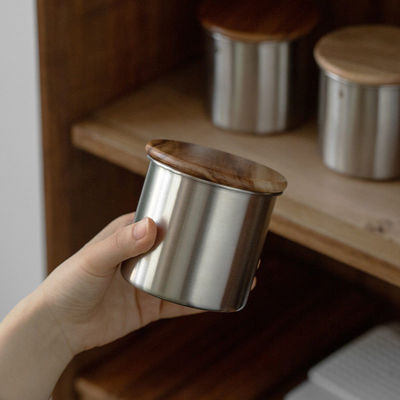 Кухня должна иметь современный стальной кофейный бак с деревянным крышкой с запечатанным вакуумом