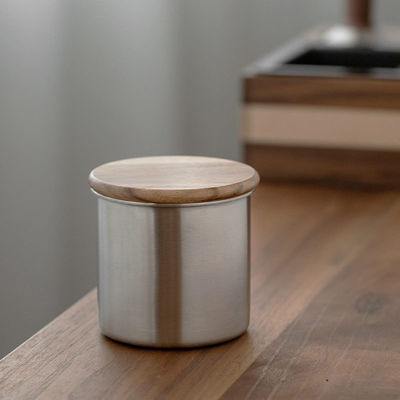 Кухня должна иметь современный стальной кофейный бак с деревянным крышкой с запечатанным вакуумом