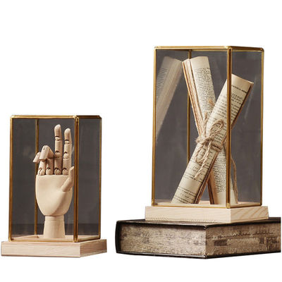 Стеклянный дисплей в скандинавском стиле с латуниной отделкой и деревянной основой