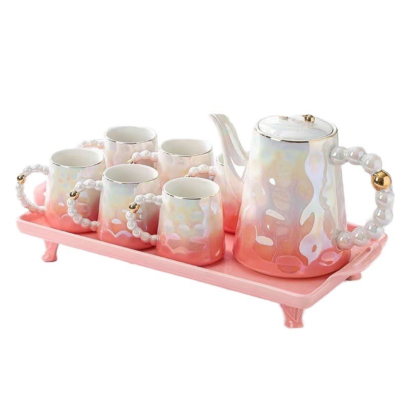 Современные керамические чашки и бамбуковые тарелки в форме ракушек - обязательные на чайных вечеринках