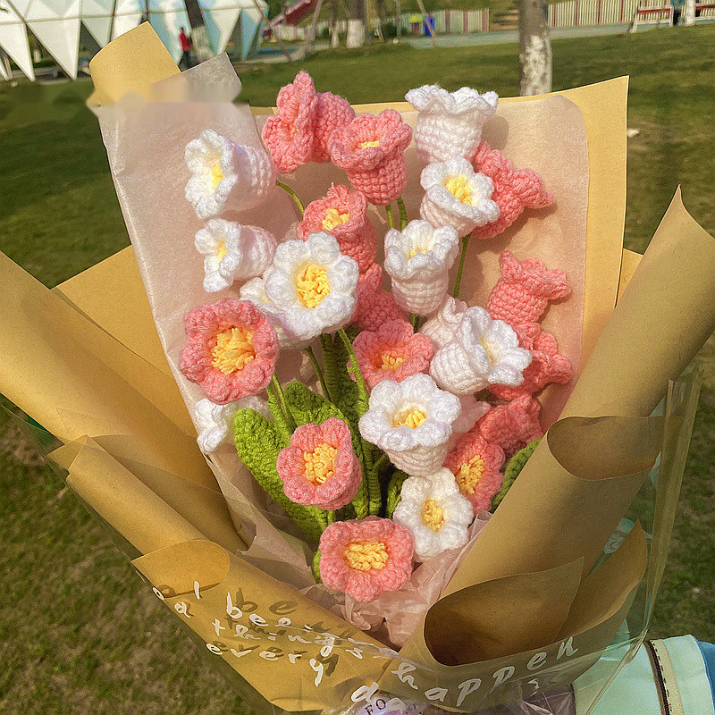 Ручная вязаная бутылка с цветами солнечников идеально подходит для празднования Дня безумия.